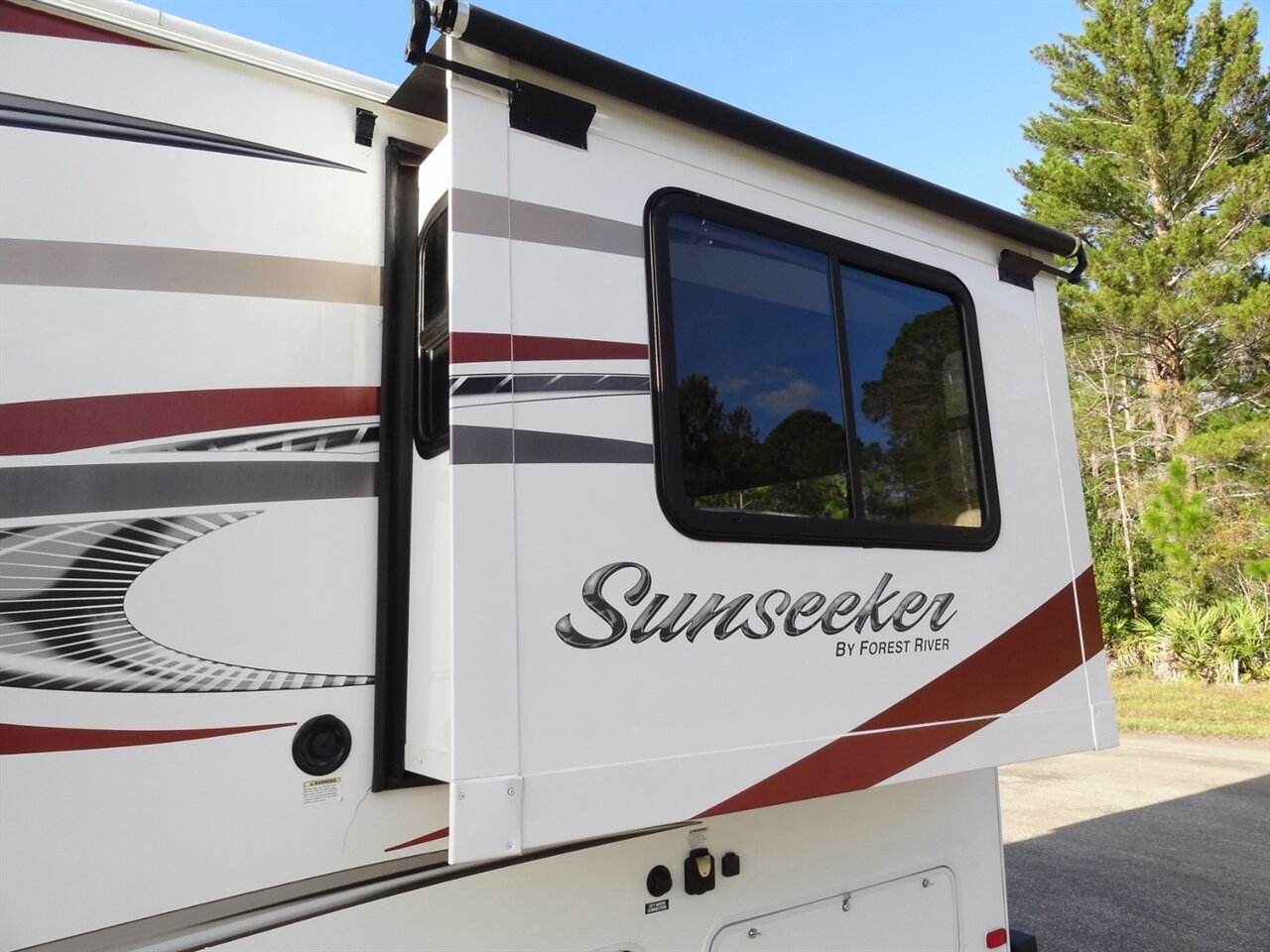 2016 Forest River Sunseeker 2860DS - Photo 4 - Deland, FL 32720