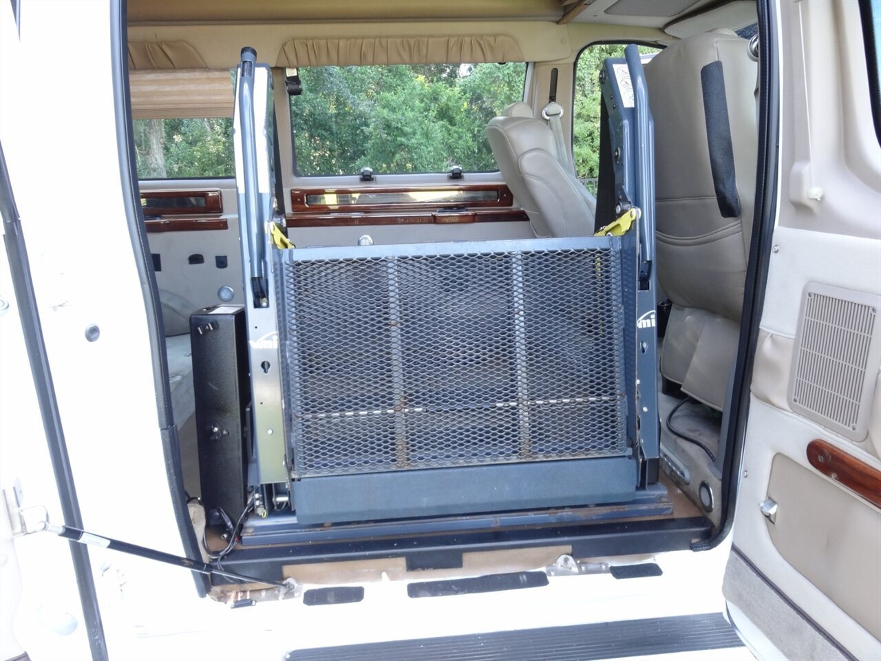 2014 Ford Primetime speciality premium conversion  VMI Handicap van - Photo 17 - Deland, FL 32720
