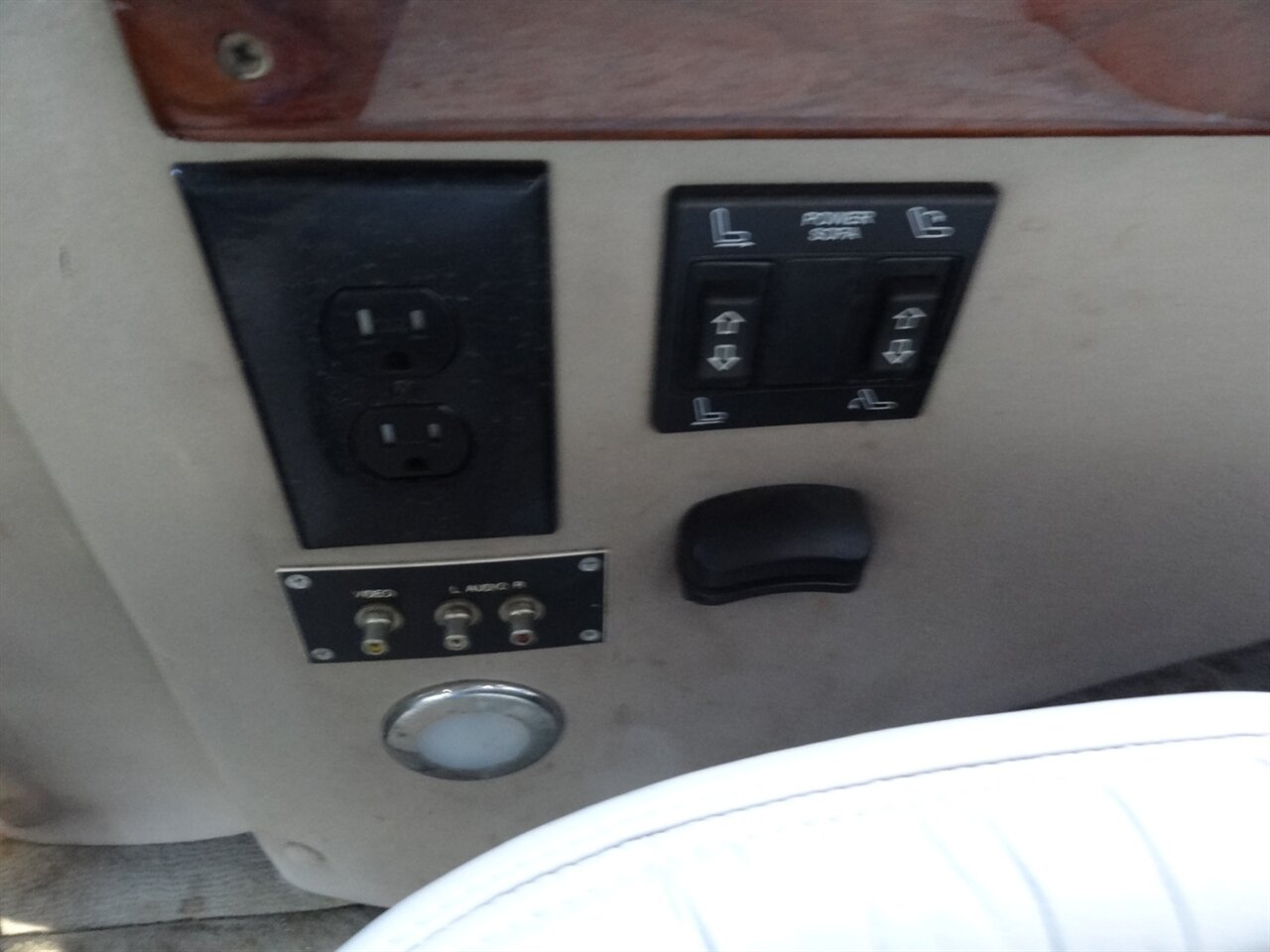 2014 Ford Primetime speciality premium conversion  VMI Handicap van - Photo 52 - Deland, FL 32720