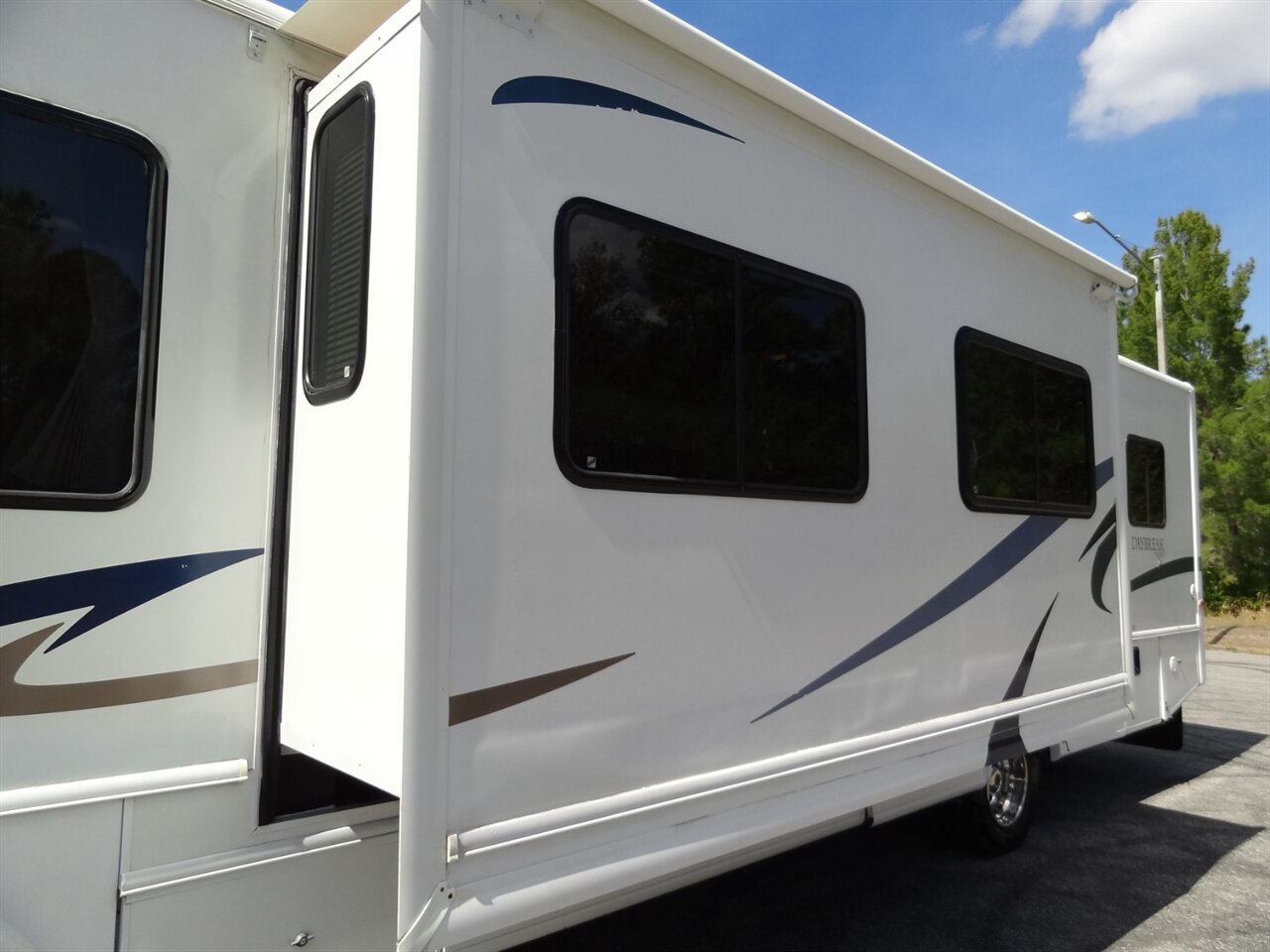 2005 Damon Day Break 3272  Class A - Photo 3 - Deland, FL 32720