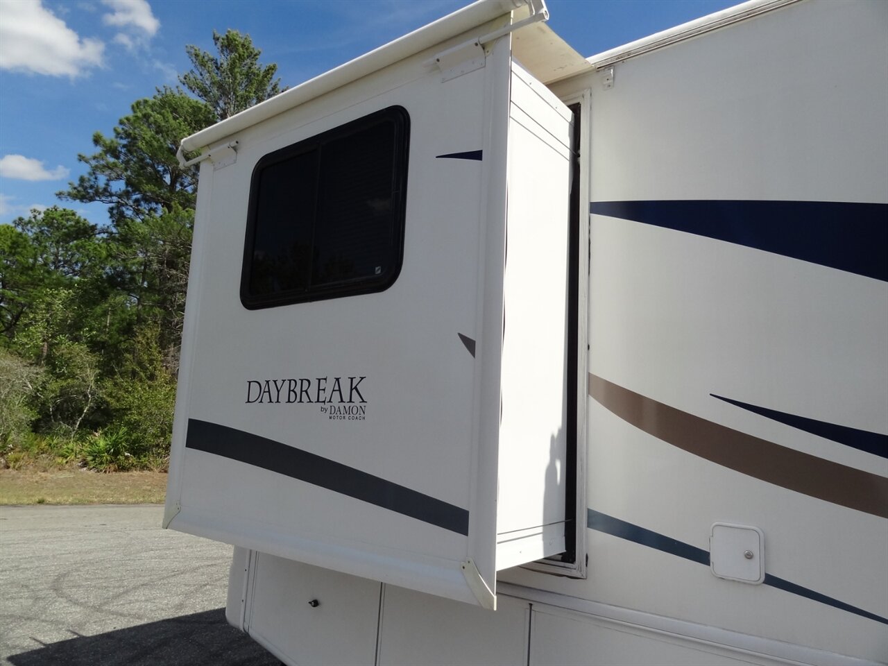 2005 Damon Day Break 3272  Class A - Photo 11 - Deland, FL 32720