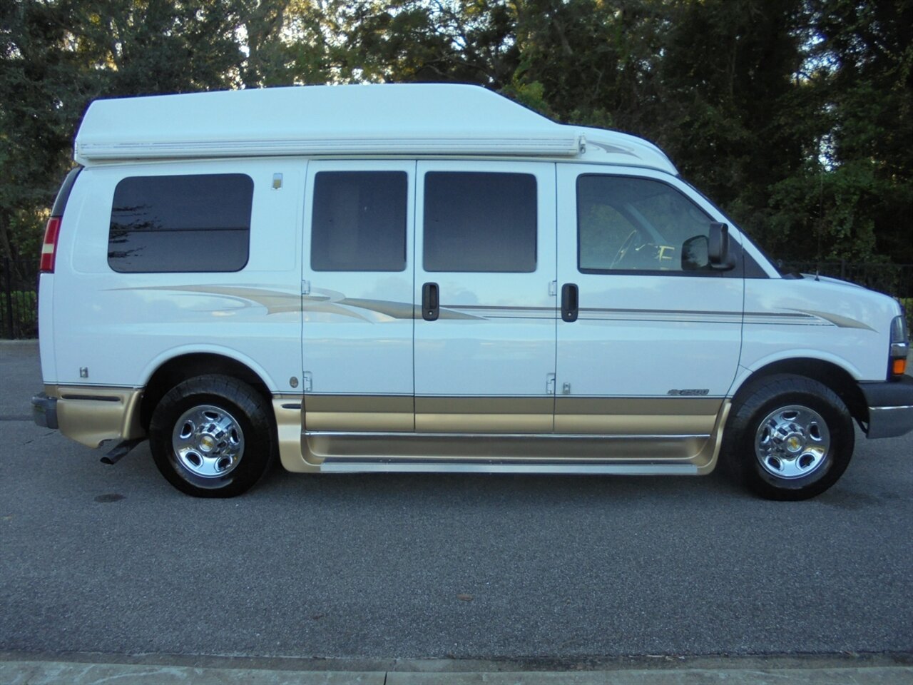 2005 Chevrolet Express 2500  Roadtrek 170 - Photo 10 - Deland, FL 32720