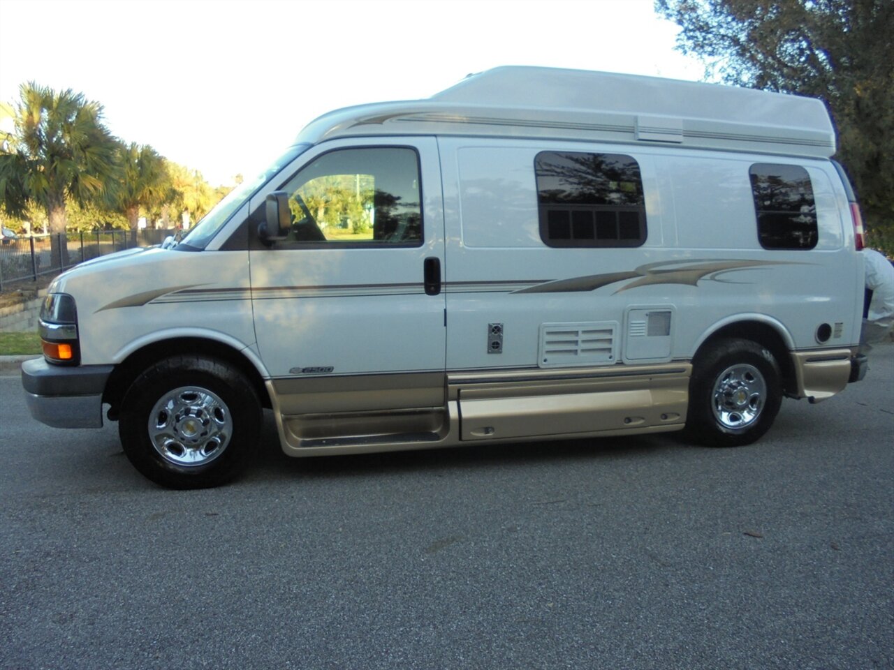 2005 Chevrolet Express 2500  Roadtrek 170 - Photo 5 - Deland, FL 32720