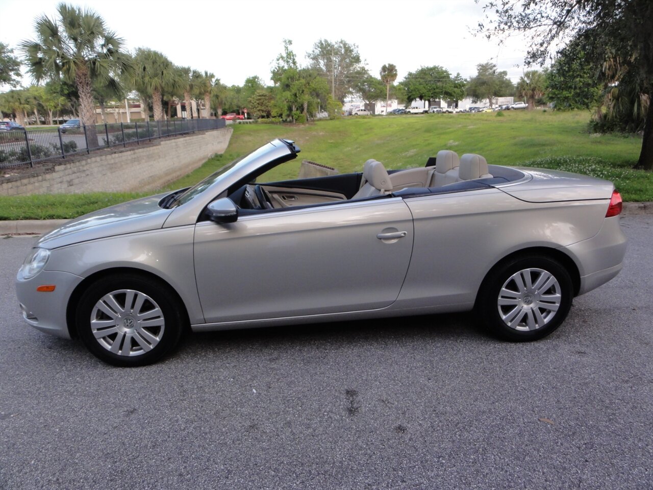 2010 Volkswagen Eos Komfort  Premium - Photo 20 - Deland, FL 32720