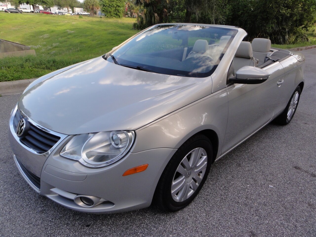 2010 Volkswagen Eos Komfort  Premium - Photo 2 - Deland, FL 32720