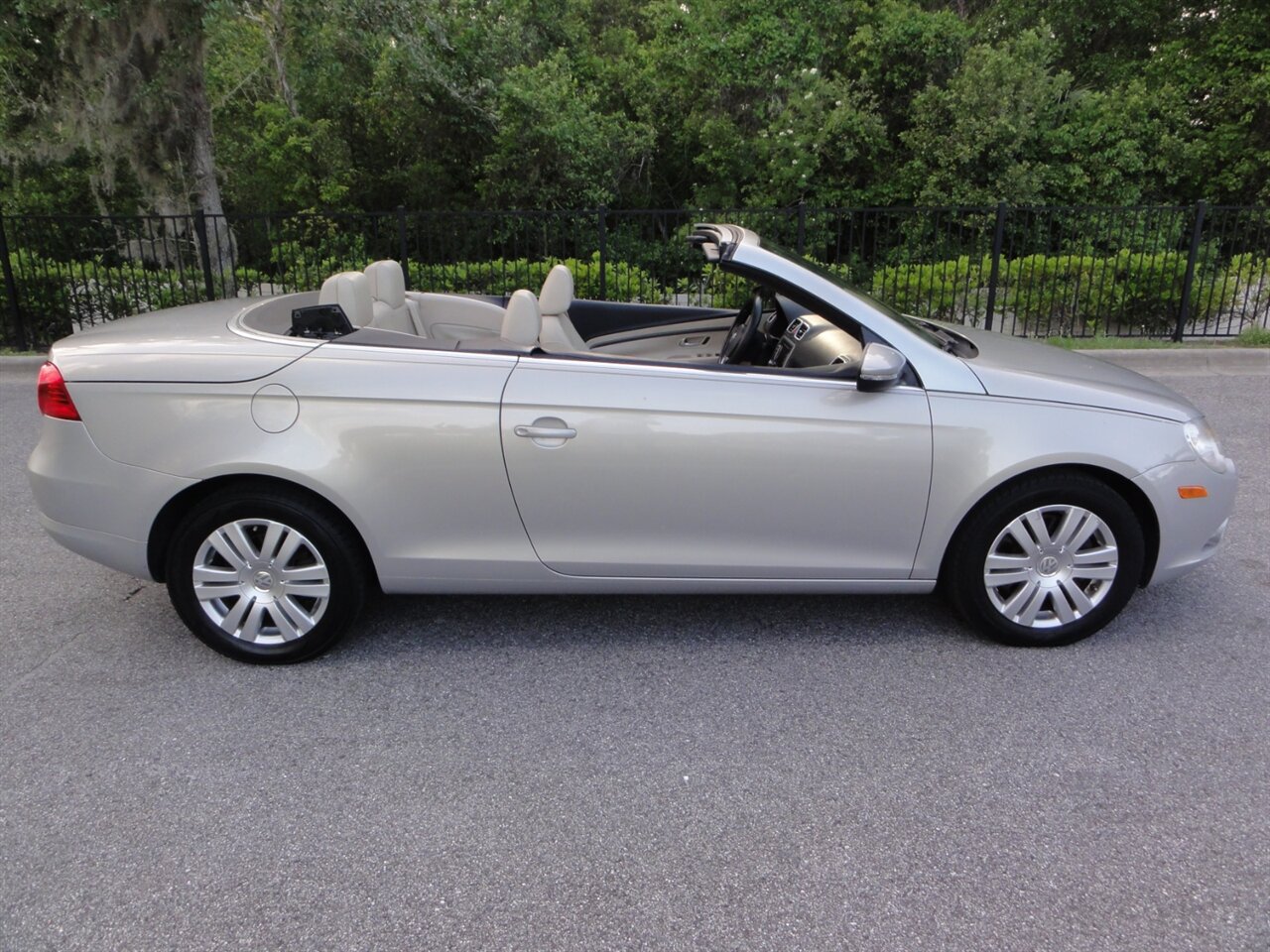 2010 Volkswagen Eos Komfort  Premium - Photo 19 - Deland, FL 32720