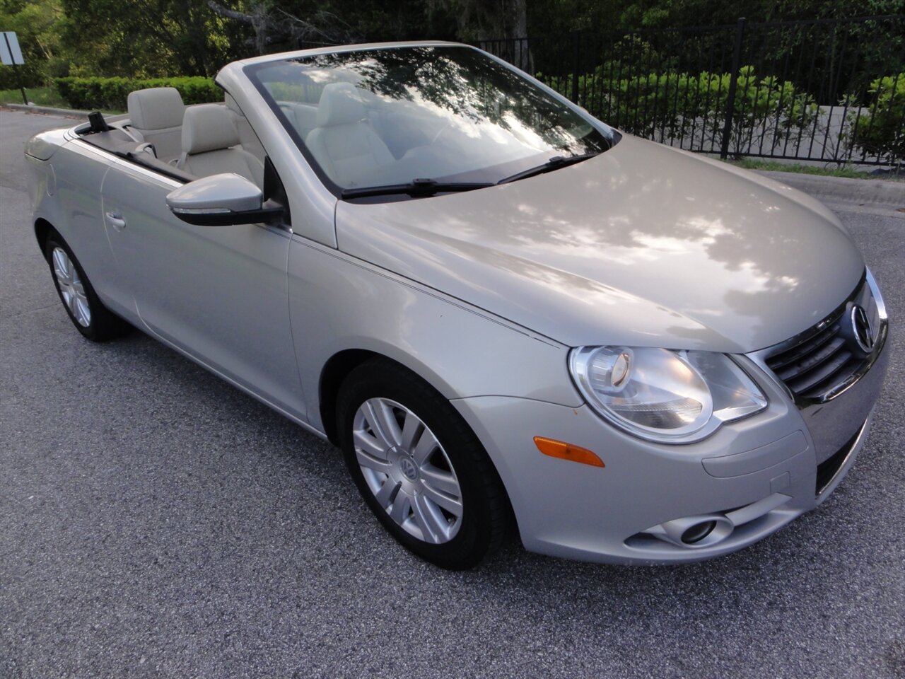 2010 Volkswagen Eos Komfort  Premium - Photo 1 - Deland, FL 32720