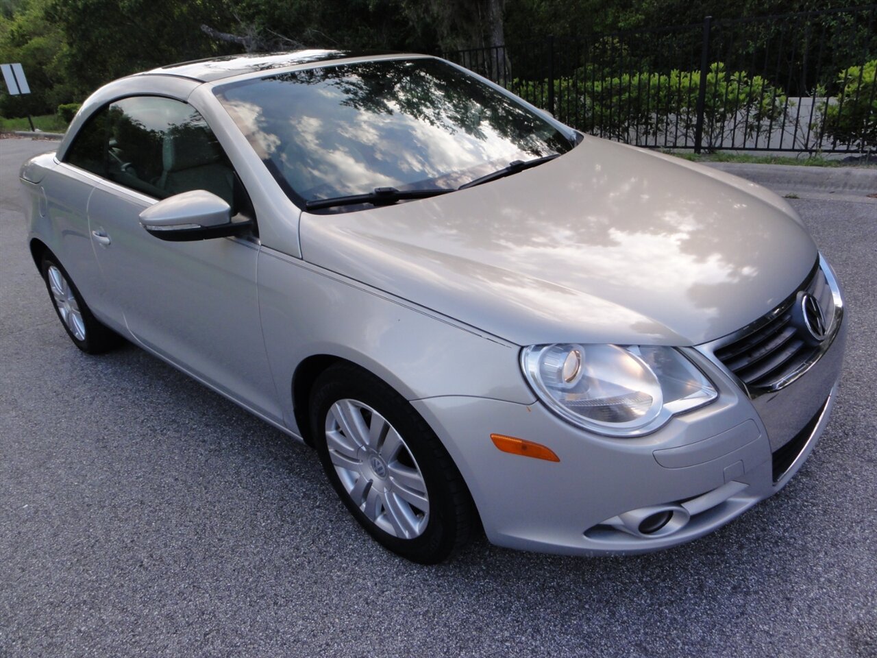 2010 Volkswagen Eos Komfort  Premium - Photo 4 - Deland, FL 32720