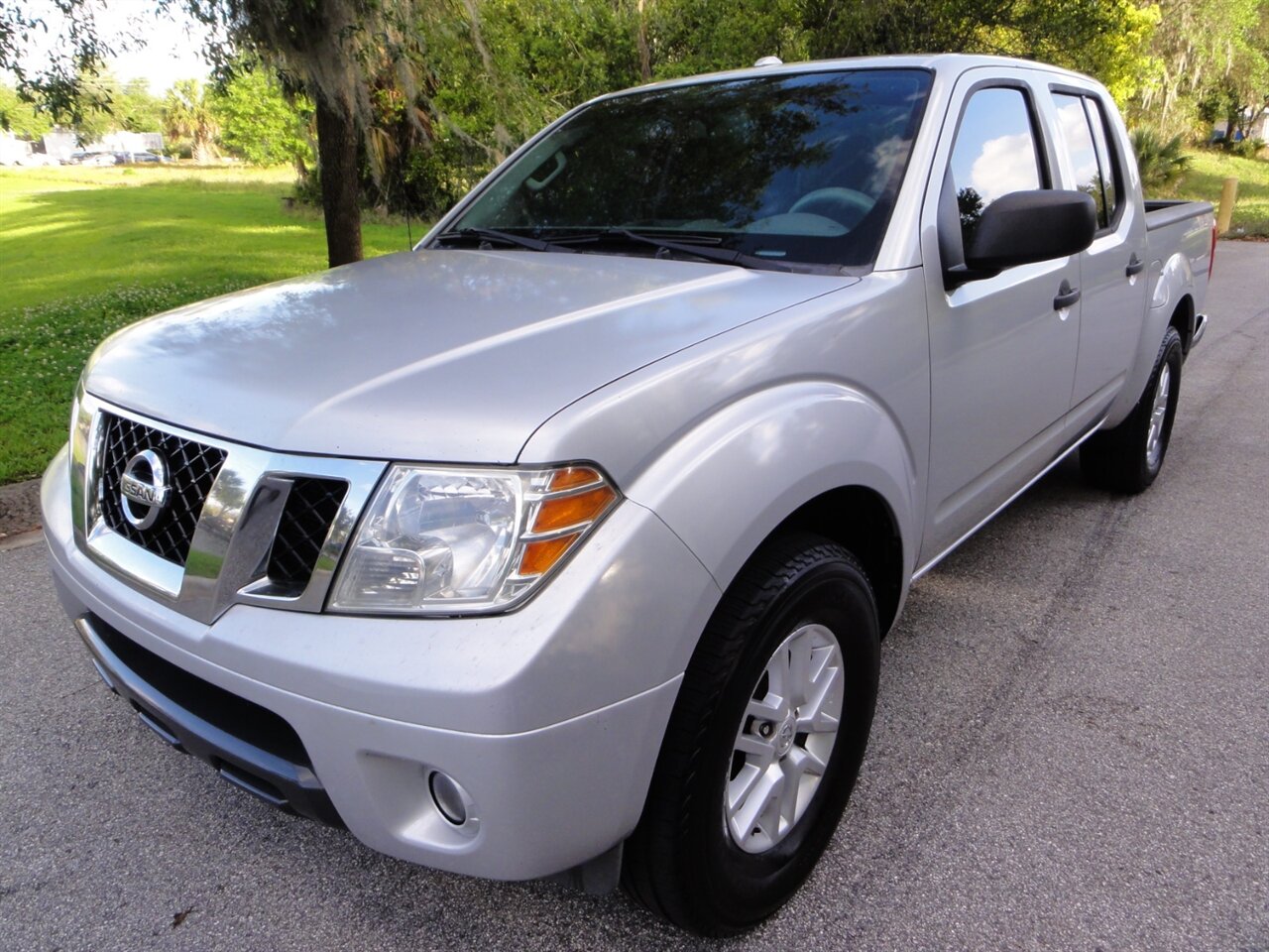 2015 Nissan Frontier SV   - Photo 2 - Deland, FL 32720