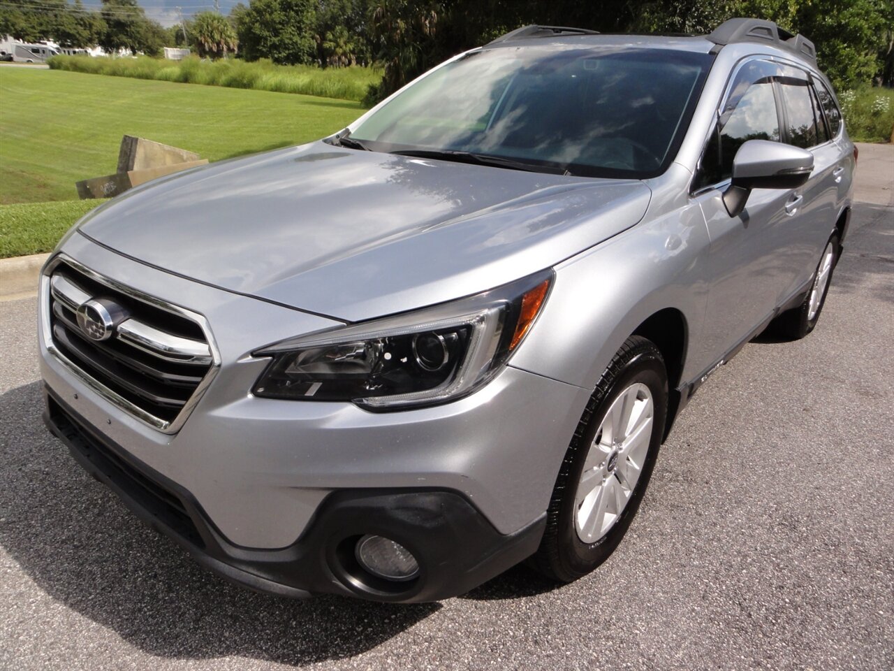 2018 Subaru Outback 2.5i Premium   - Photo 2 - Deland, FL 32720