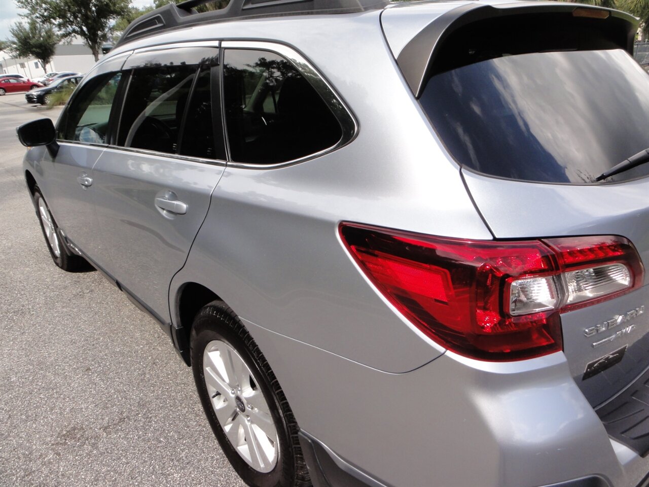 2018 Subaru Outback 2.5i Premium   - Photo 12 - Deland, FL 32720