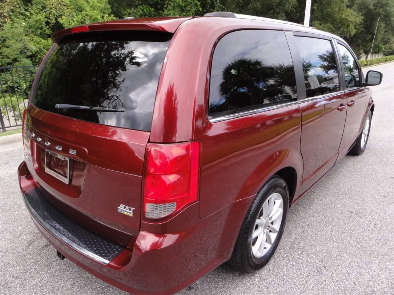 2019 Dodge Grand Caravan SXT  Stow n Go - Photo 3 - Deland, FL 32720
