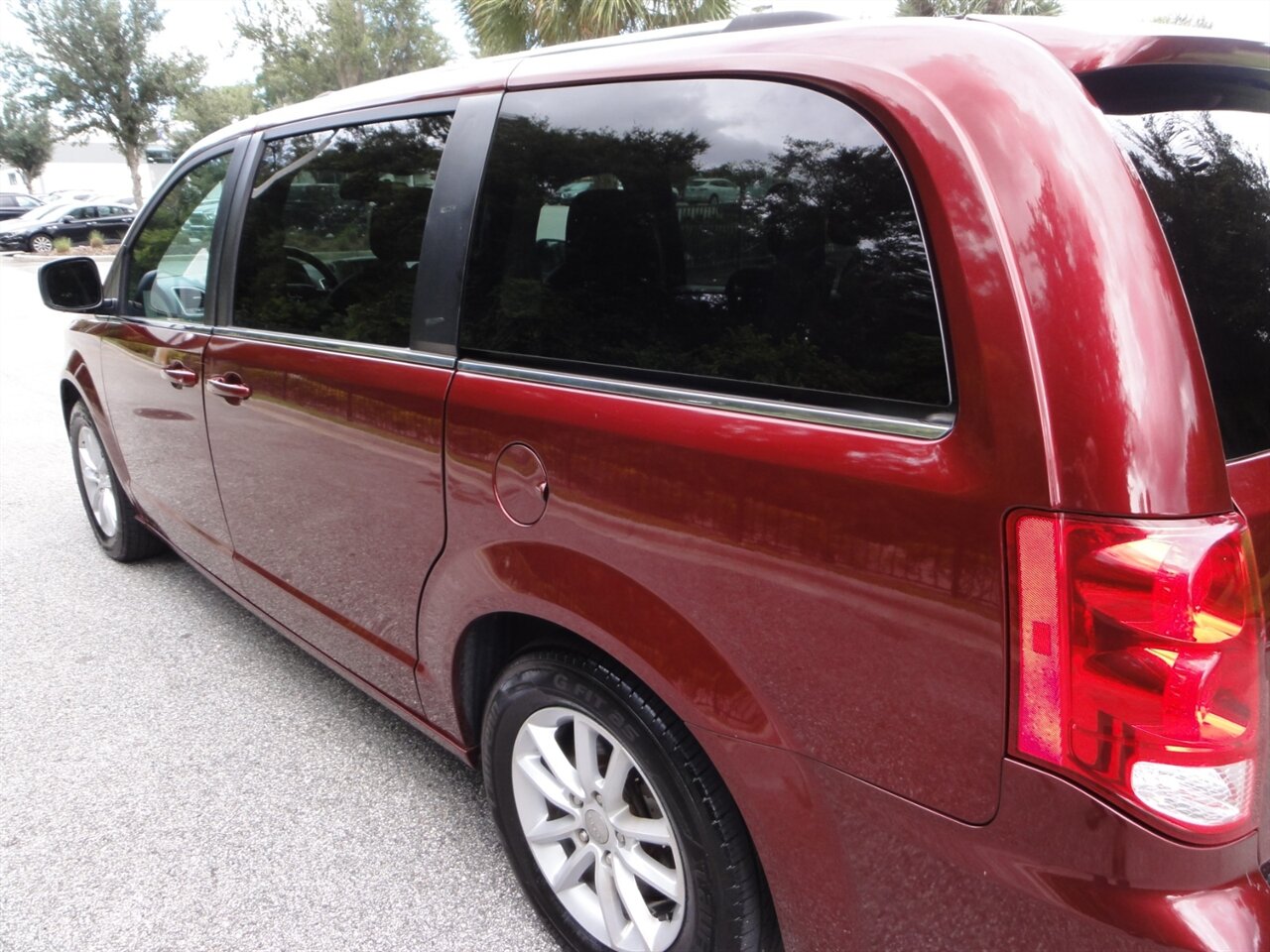 2019 Dodge Grand Caravan SXT  Stow n Go - Photo 12 - Deland, FL 32720