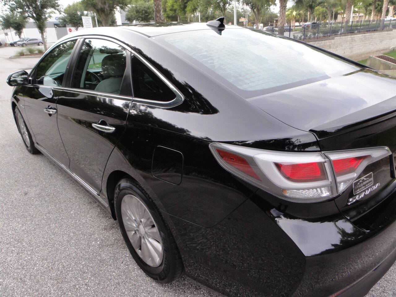 2017 Hyundai SONATA Hybrid SE - Photo 12 - Deland, FL 32720
