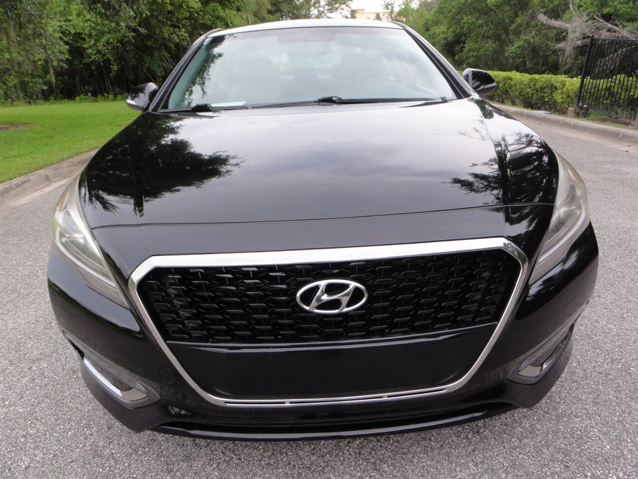 2017 Hyundai SONATA Hybrid SE - Photo 5 - Deland, FL 32720