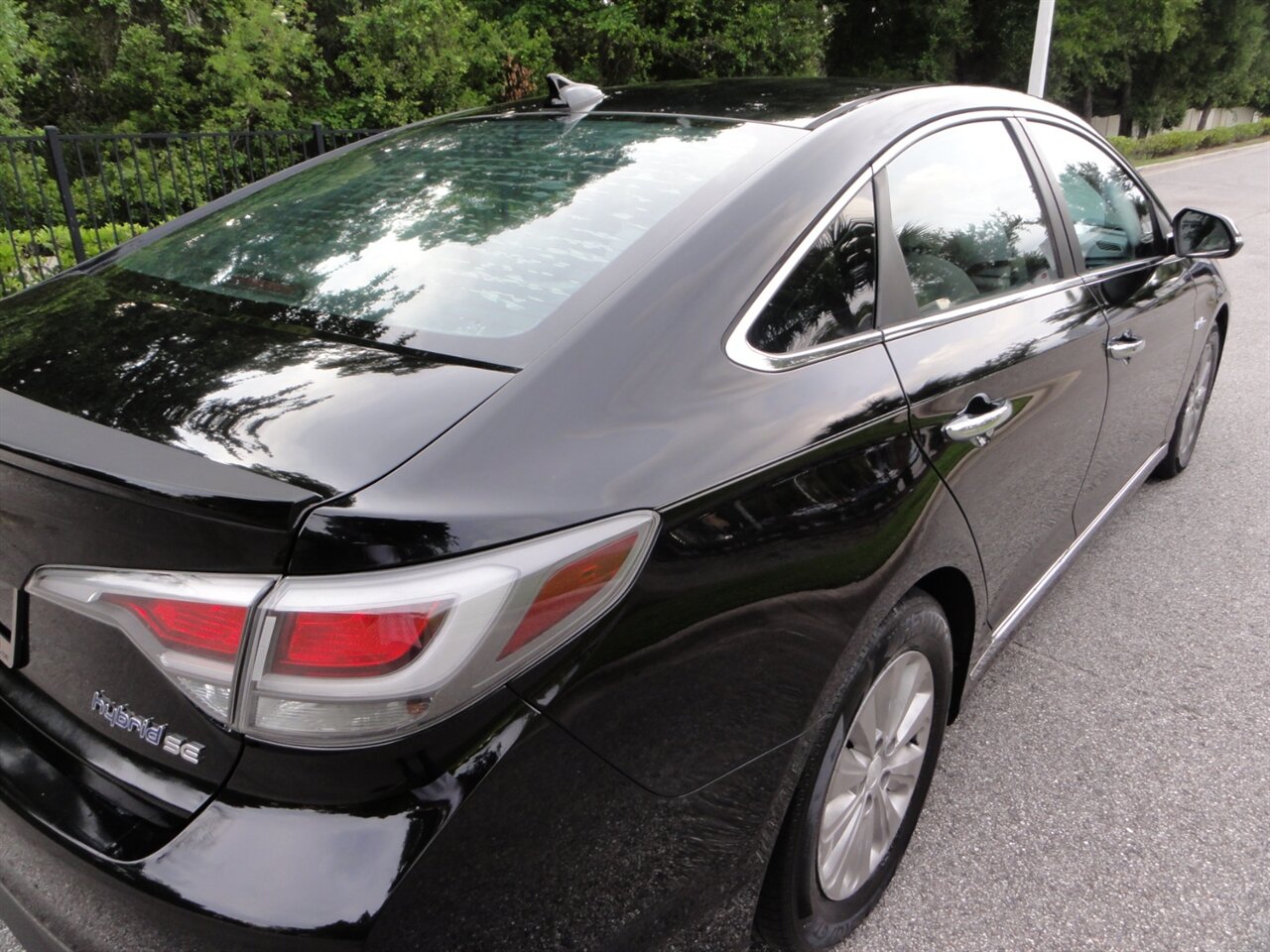 2017 Hyundai SONATA Hybrid SE - Photo 13 - Deland, FL 32720