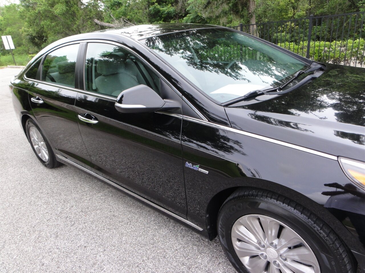 2017 Hyundai SONATA Hybrid SE - Photo 8 - Deland, FL 32720