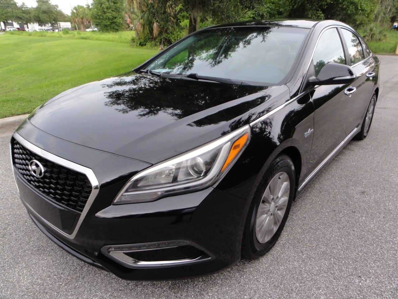 2017 Hyundai SONATA Hybrid SE - Photo 2 - Deland, FL 32720