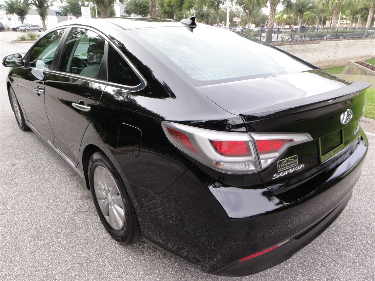 2017 Hyundai SONATA Hybrid SE - Photo 4 - Deland, FL 32720