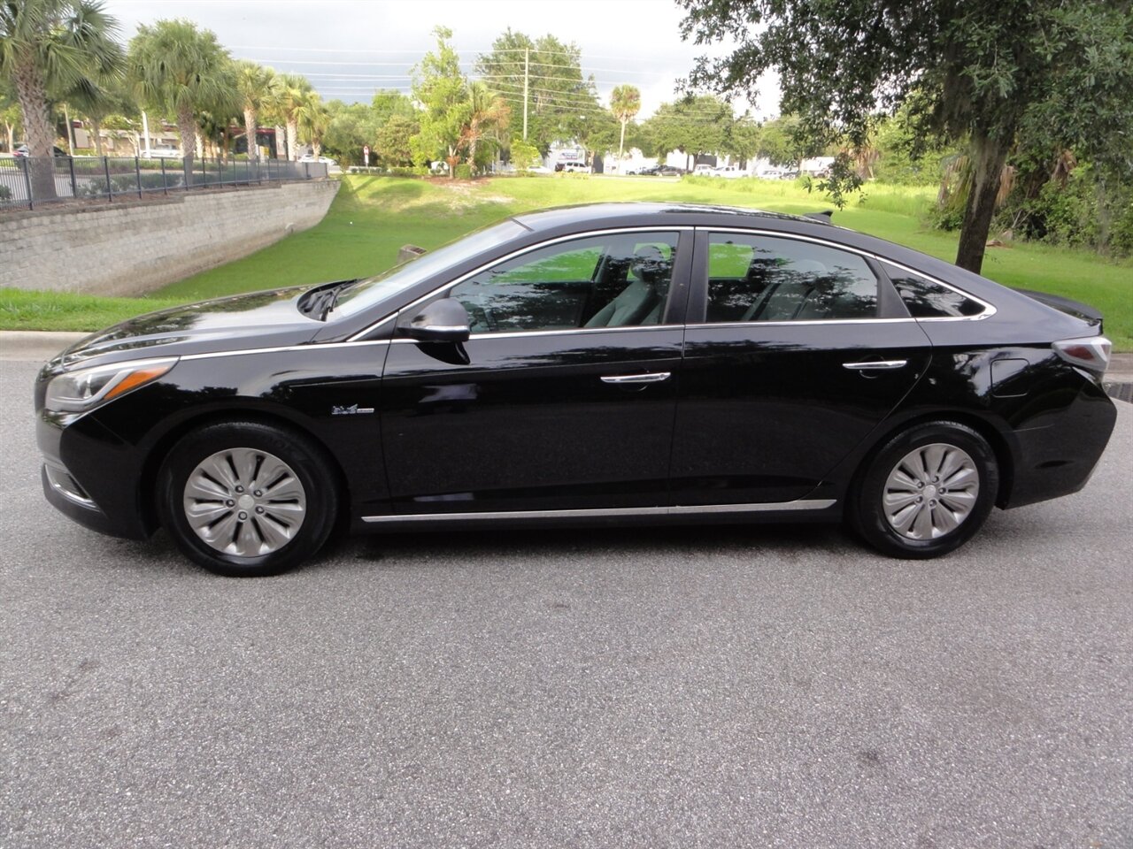2017 Hyundai SONATA Hybrid SE - Photo 16 - Deland, FL 32720