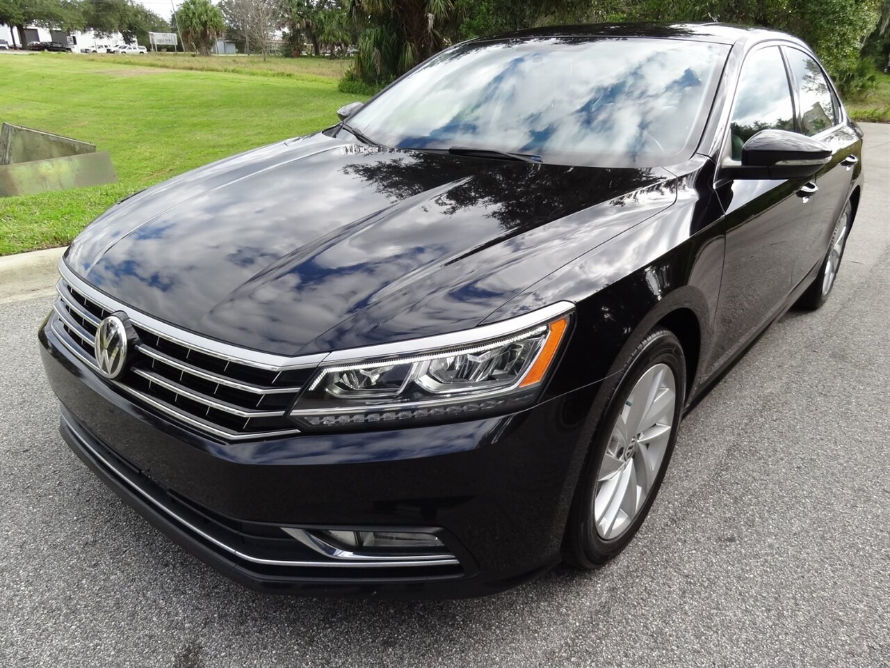 2018 Volkswagen Passat 2.0T SE   - Photo 2 - Deland, FL 32720