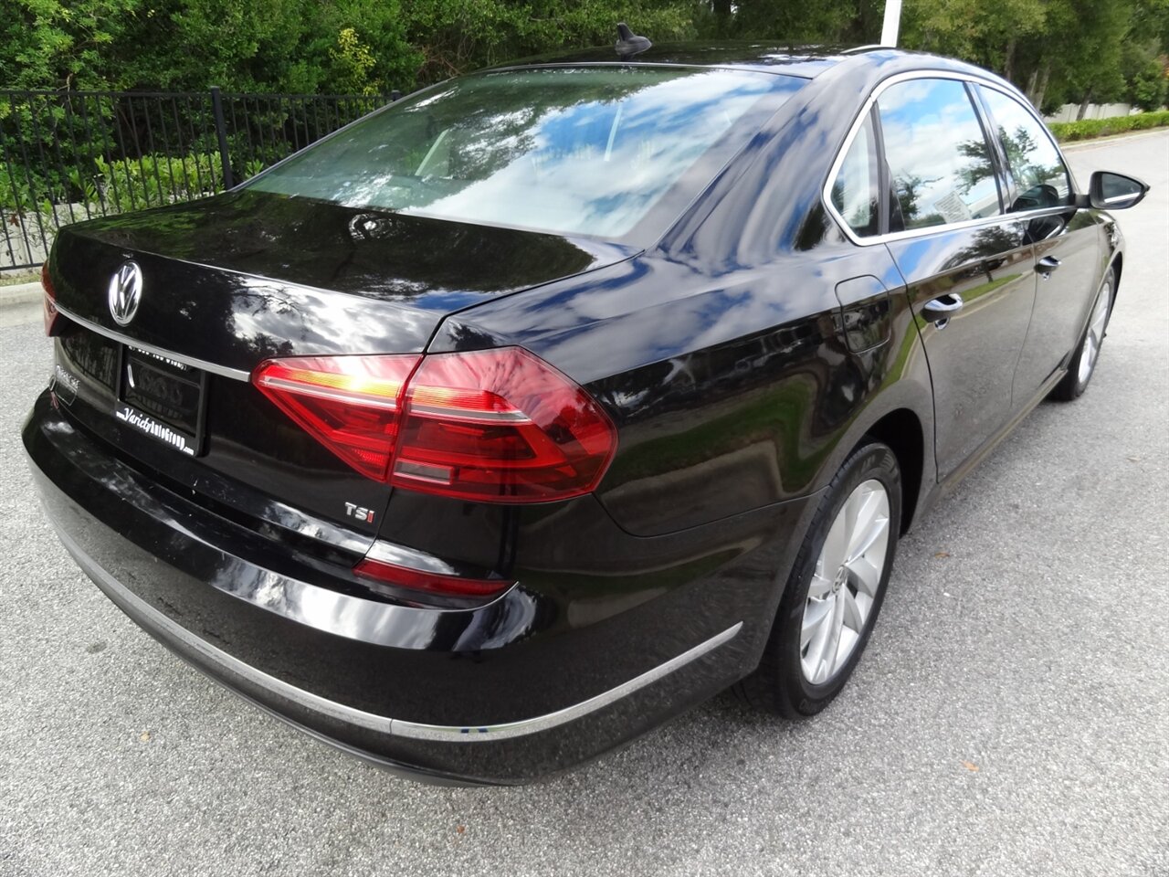 2018 Volkswagen Passat 2.0T SE   - Photo 3 - Deland, FL 32720