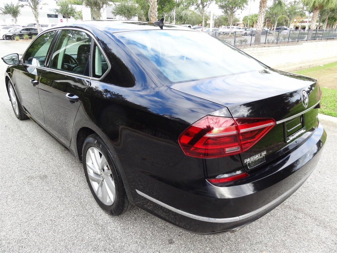 2018 Volkswagen Passat 2.0T SE   - Photo 4 - Deland, FL 32720