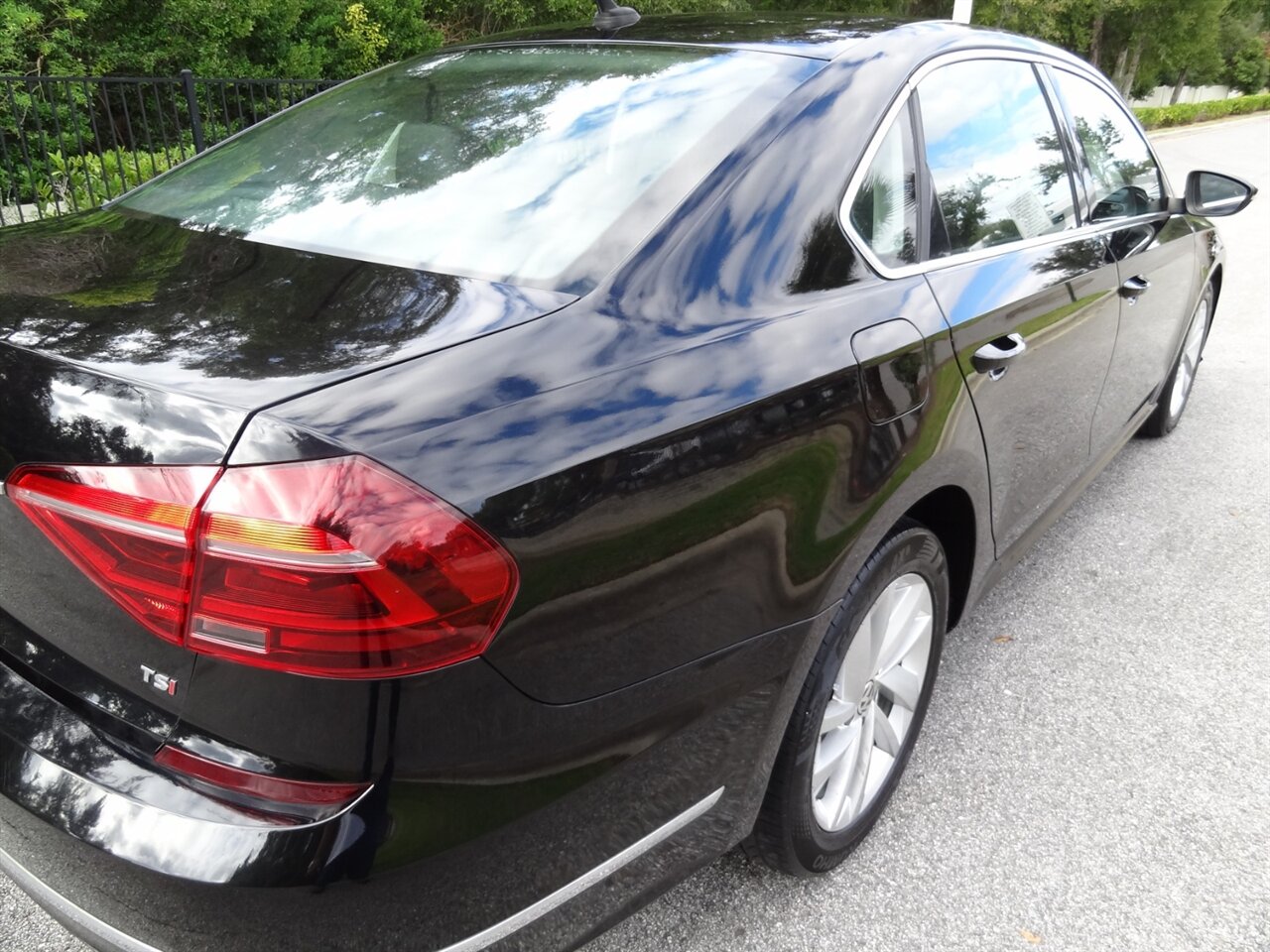 2018 Volkswagen Passat 2.0T SE   - Photo 13 - Deland, FL 32720