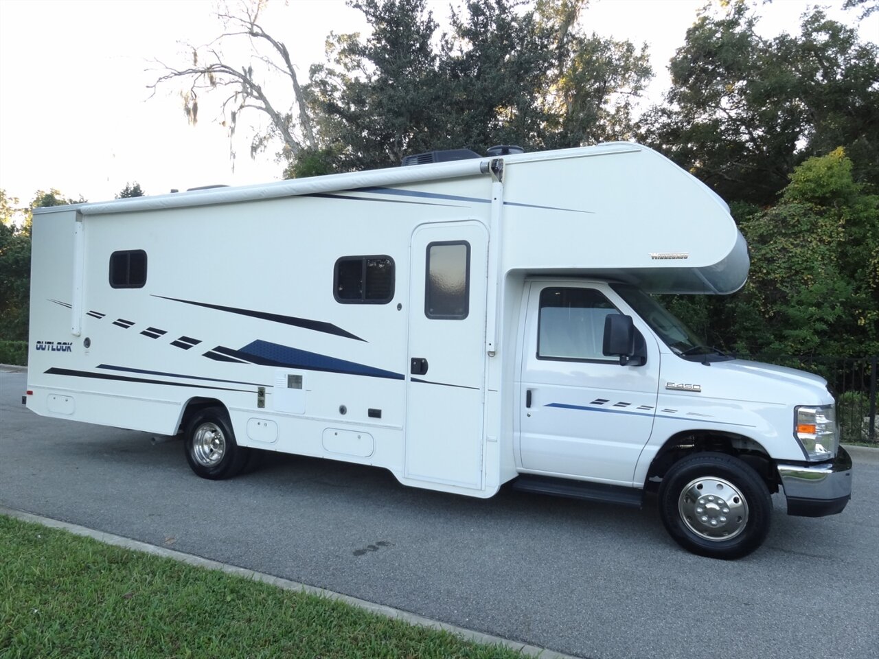 2019 Winnebago Outlook 27D - Photo 10 - Deland, FL 32720