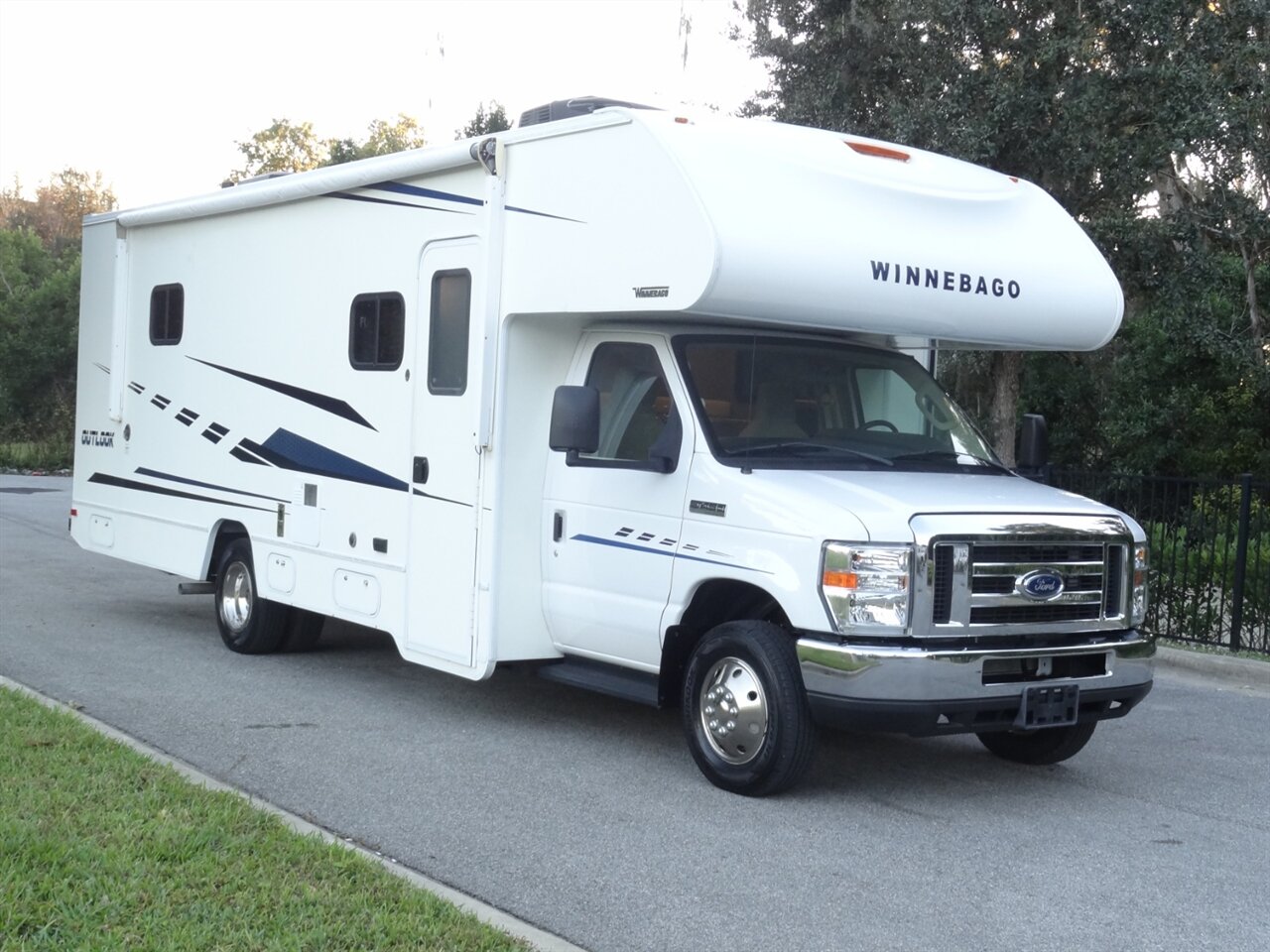 2019 Winnebago Outlook 27D - Photo 2 - Deland, FL 32720