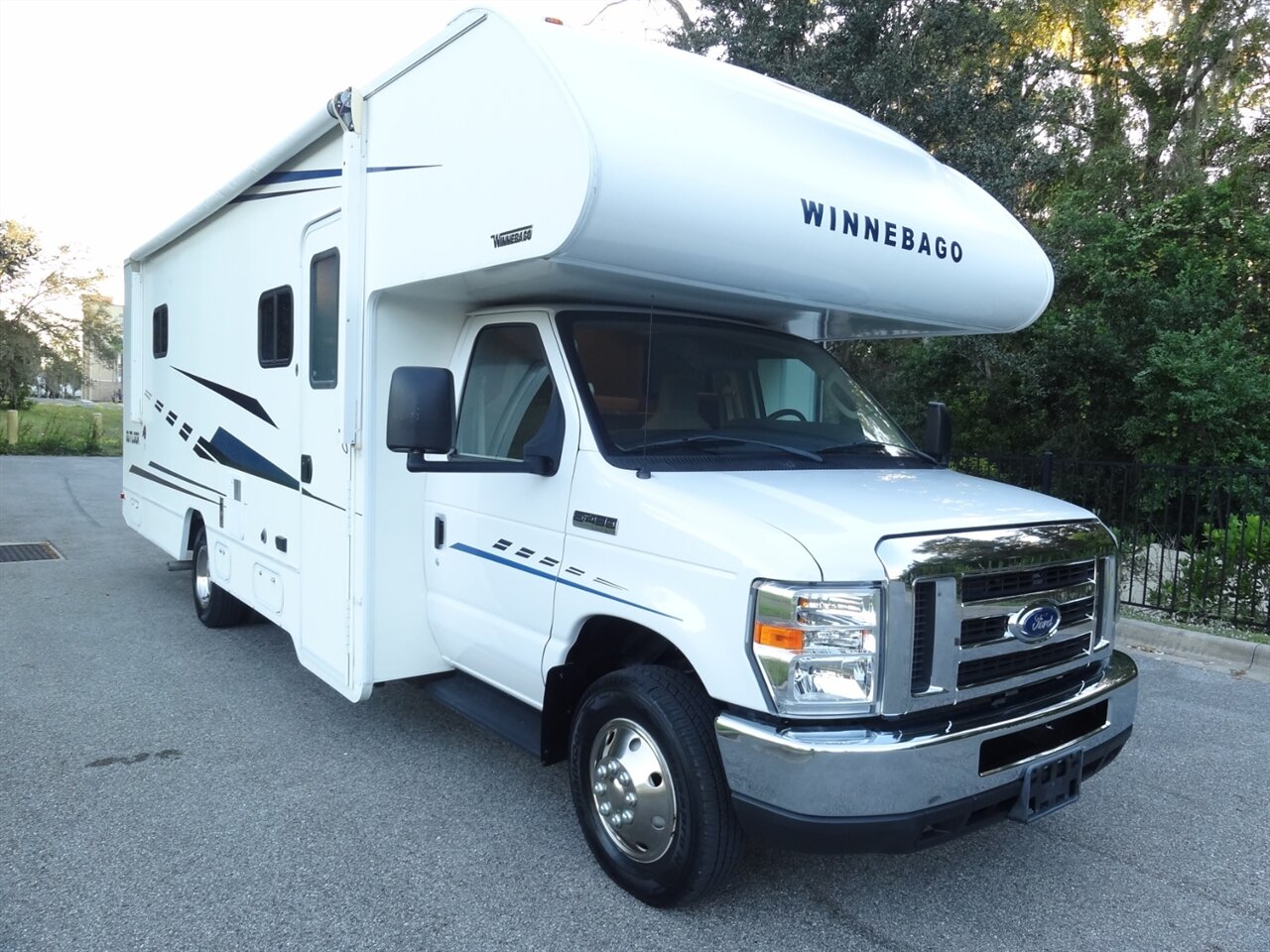 2019 Winnebago Outlook 27D - Photo 8 - Deland, FL 32720