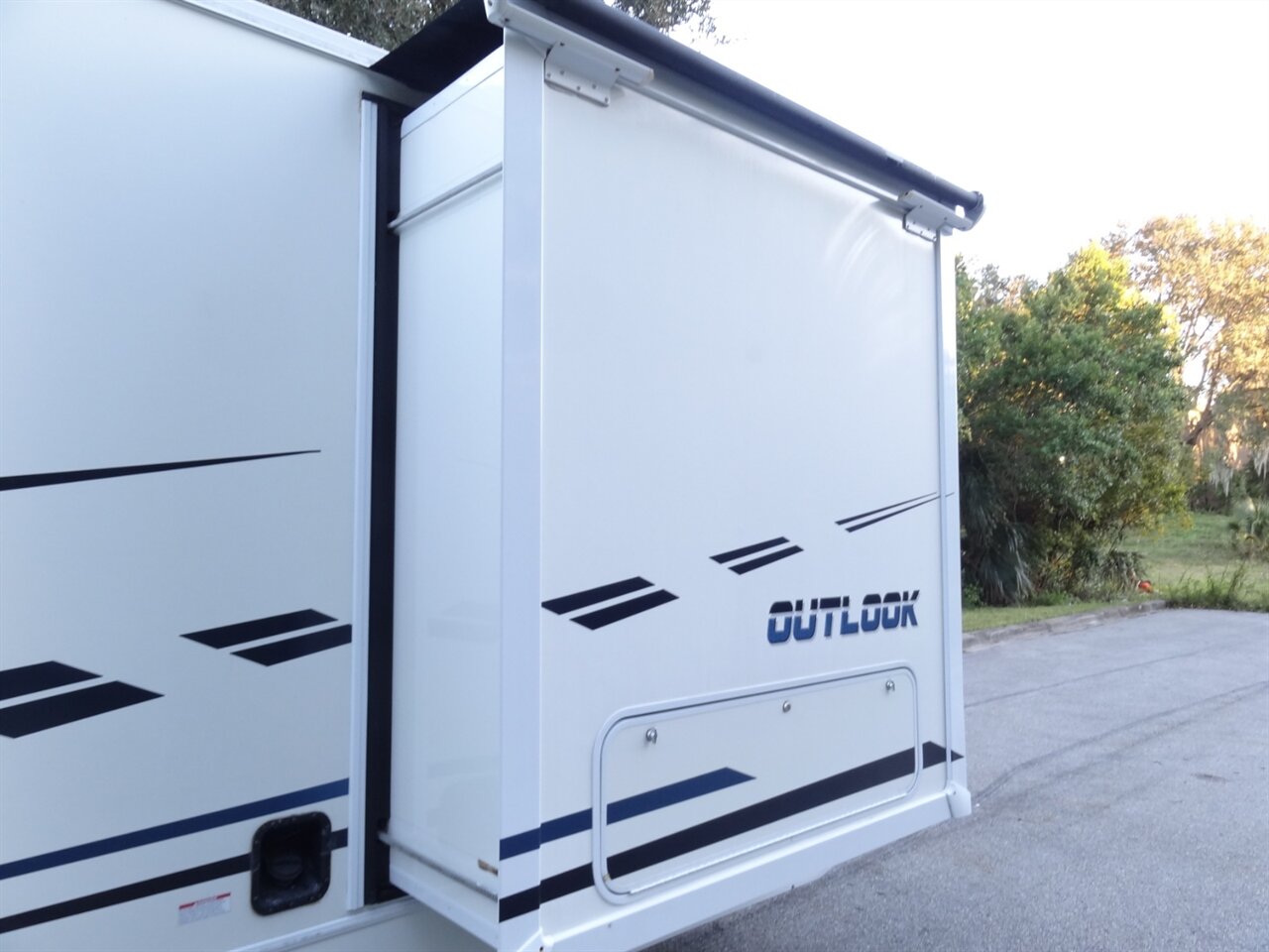 2019 Winnebago Outlook 27D - Photo 6 - Deland, FL 32720