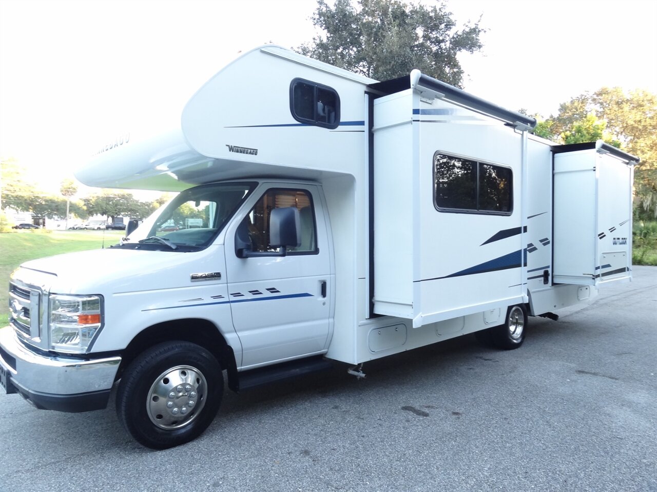 2019 Winnebago Outlook 27D - Photo 4 - Deland, FL 32720