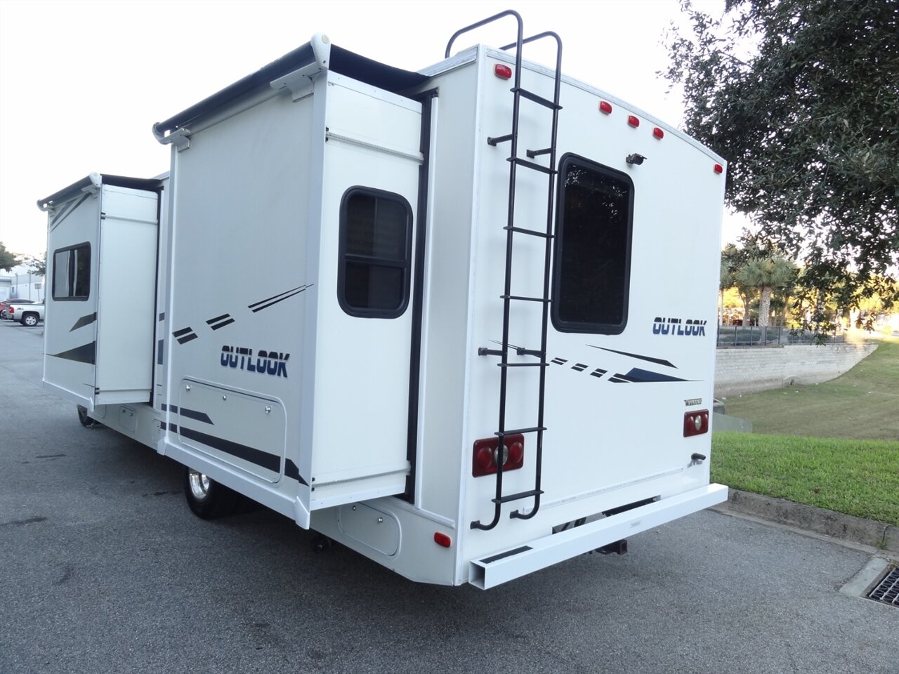 2019 Winnebago Outlook 27D - Photo 14 - Deland, FL 32720