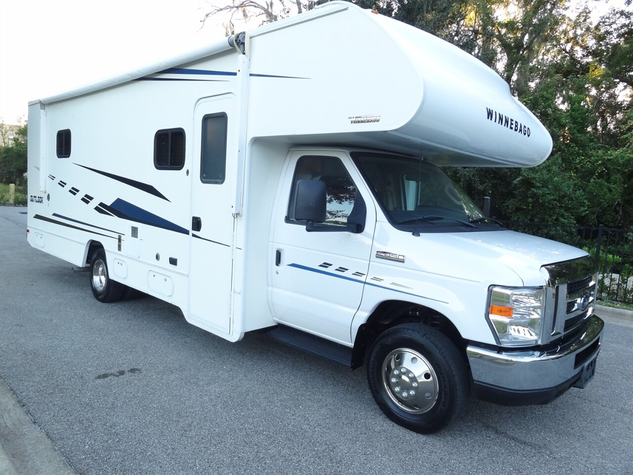 2019 Winnebago Outlook 27D - Photo 9 - Deland, FL 32720