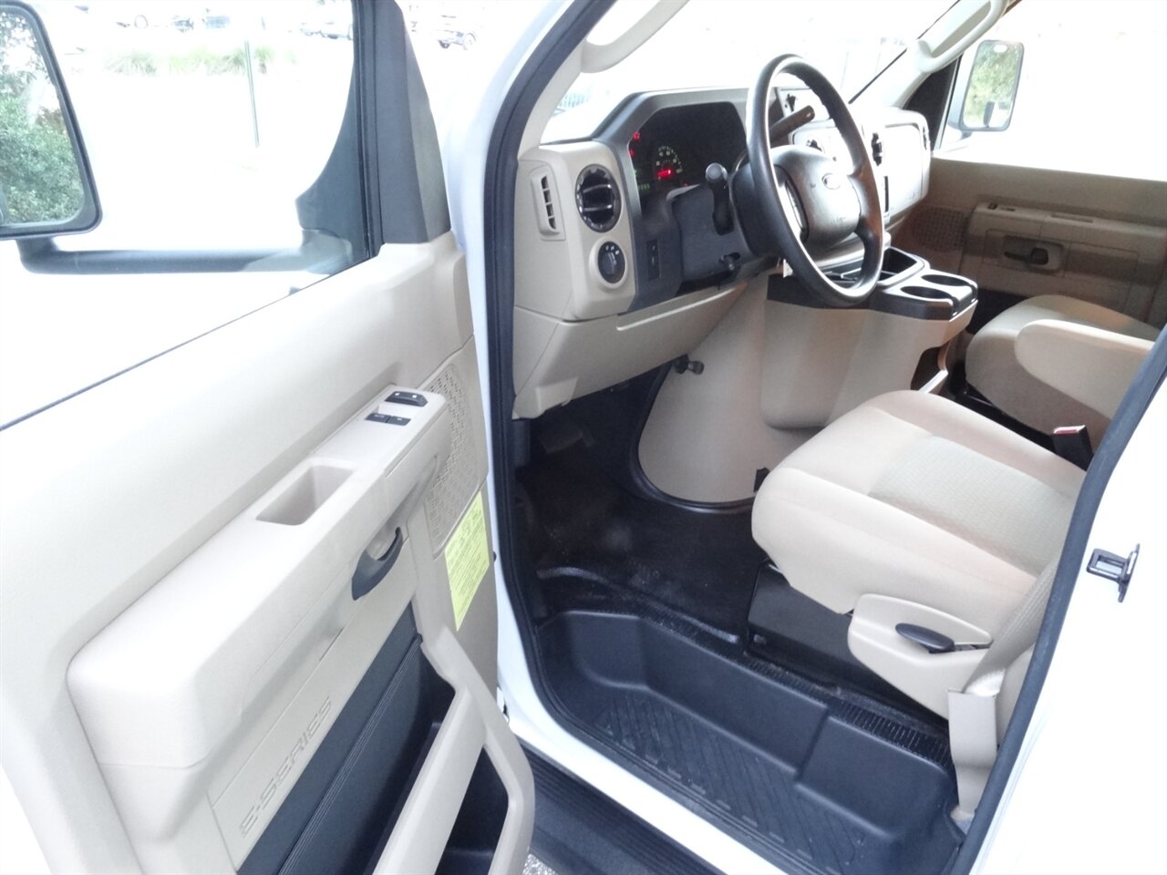 2019 Winnebago Outlook 27D - Photo 27 - Deland, FL 32720