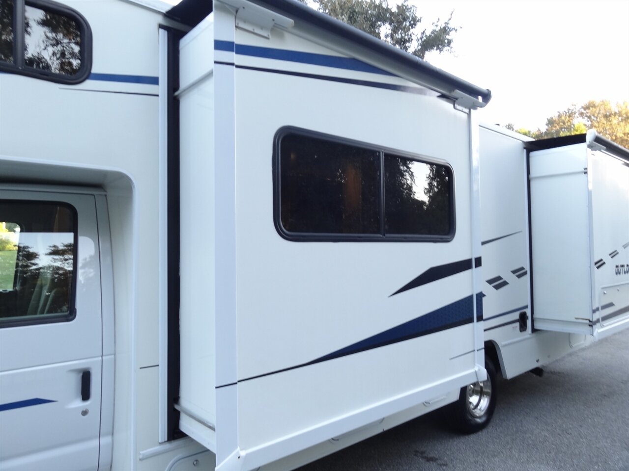 2019 Winnebago Outlook 27D - Photo 5 - Deland, FL 32720