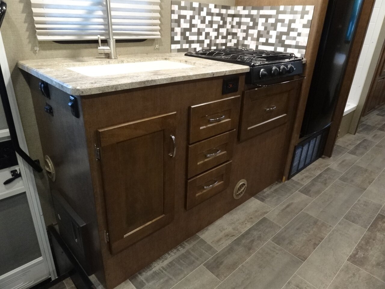 2019 Winnebago Outlook 27D - Photo 59 - Deland, FL 32720