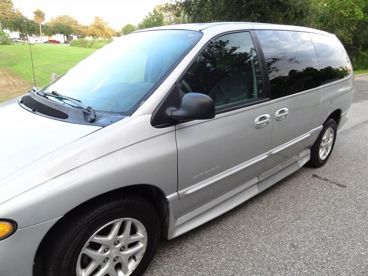 2000 Dodge Grand Caravan SE BraunAbility Handicap van - Photo 11 - Deland, FL 32720
