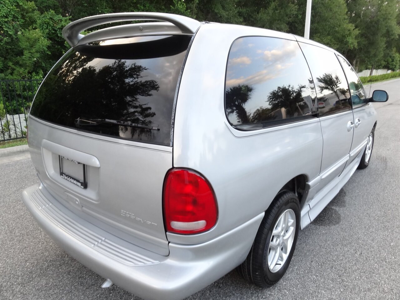 2000 Dodge Grand Caravan SE BraunAbility Handicap van - Photo 3 - Deland, FL 32720