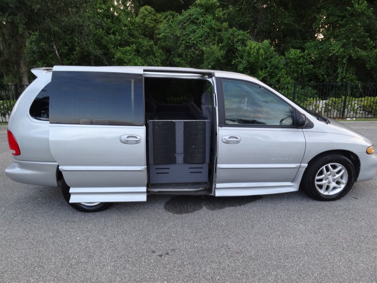 2000 Dodge Grand Caravan SE BraunAbility Handicap van - Photo 24 - Deland, FL 32720
