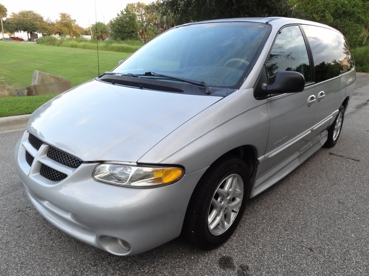 2000 Dodge Grand Caravan SE BraunAbility Handicap van - Photo 2 - Deland, FL 32720