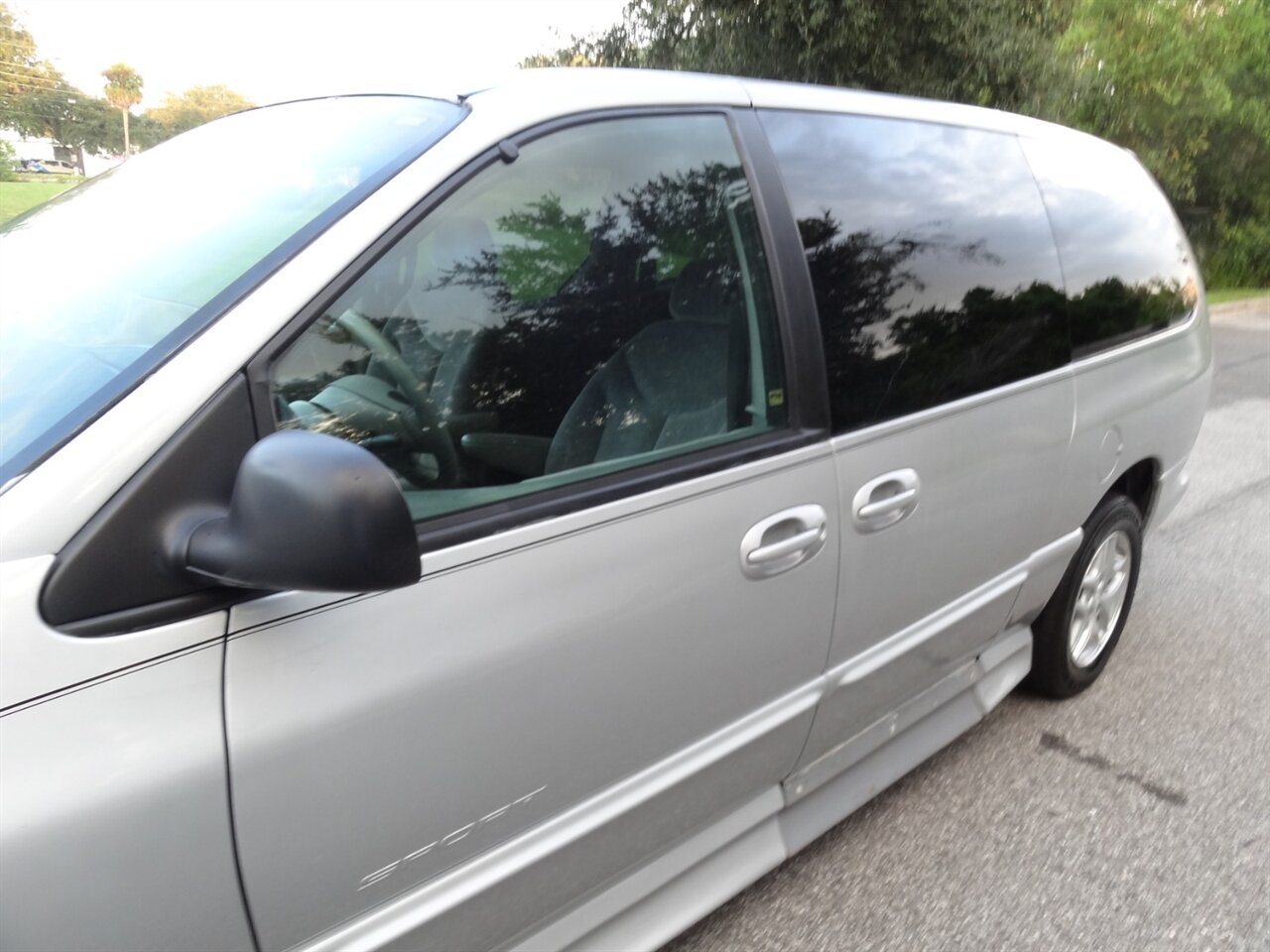 2000 Dodge Grand Caravan SE BraunAbility Handicap van - Photo 13 - Deland, FL 32720