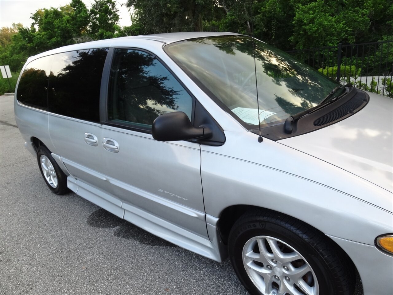 2000 Dodge Grand Caravan SE BraunAbility Handicap van - Photo 10 - Deland, FL 32720