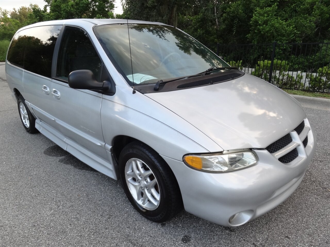 2000 Dodge Grand Caravan SE BraunAbility Handicap van - Photo 1 - Deland, FL 32720
