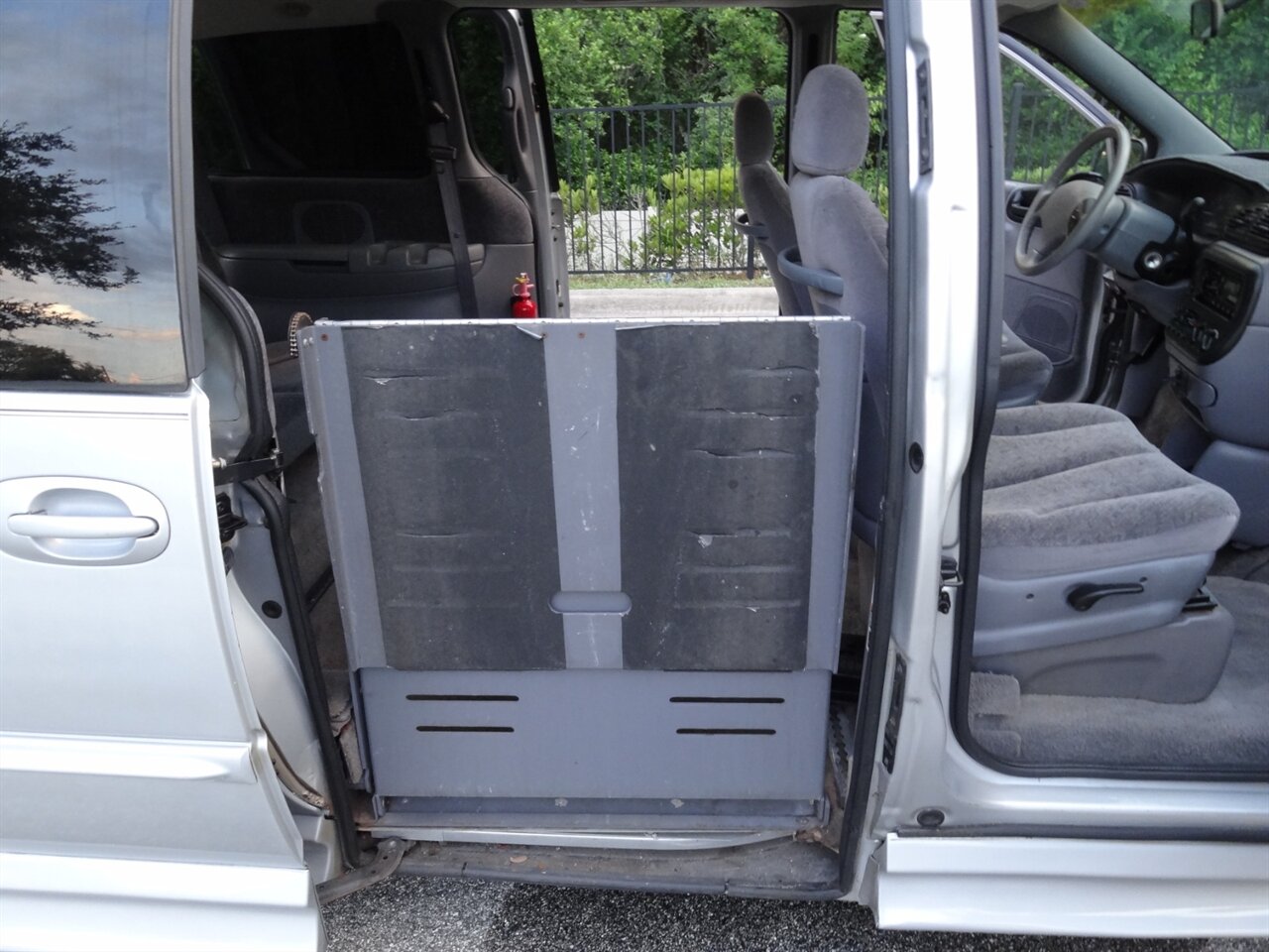 2000 Dodge Grand Caravan SE BraunAbility Handicap van - Photo 43 - Deland, FL 32720