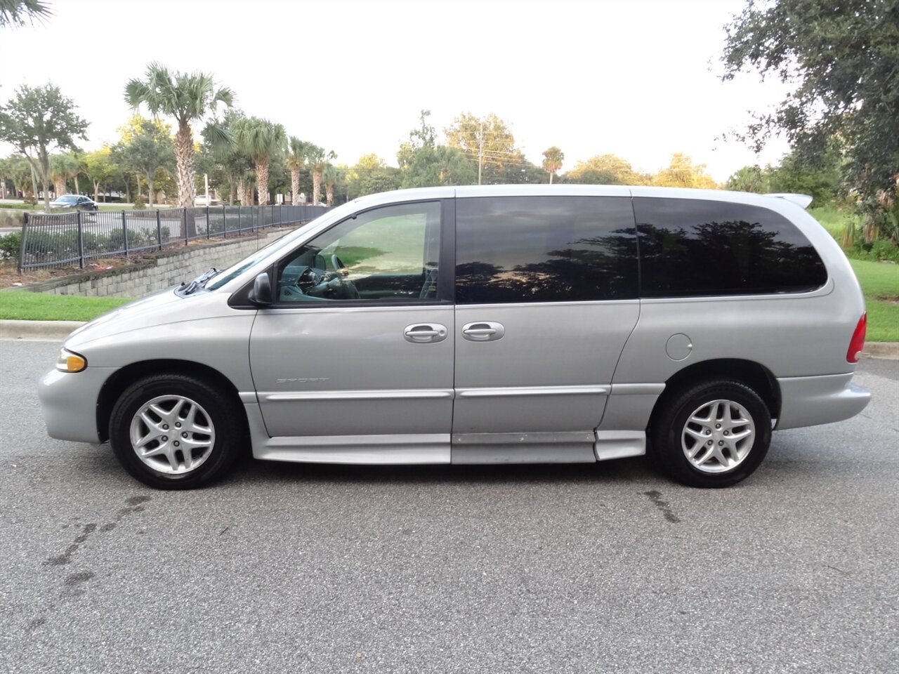 2000 Dodge Grand Caravan SE BraunAbility Handicap van - Photo 23 - Deland, FL 32720