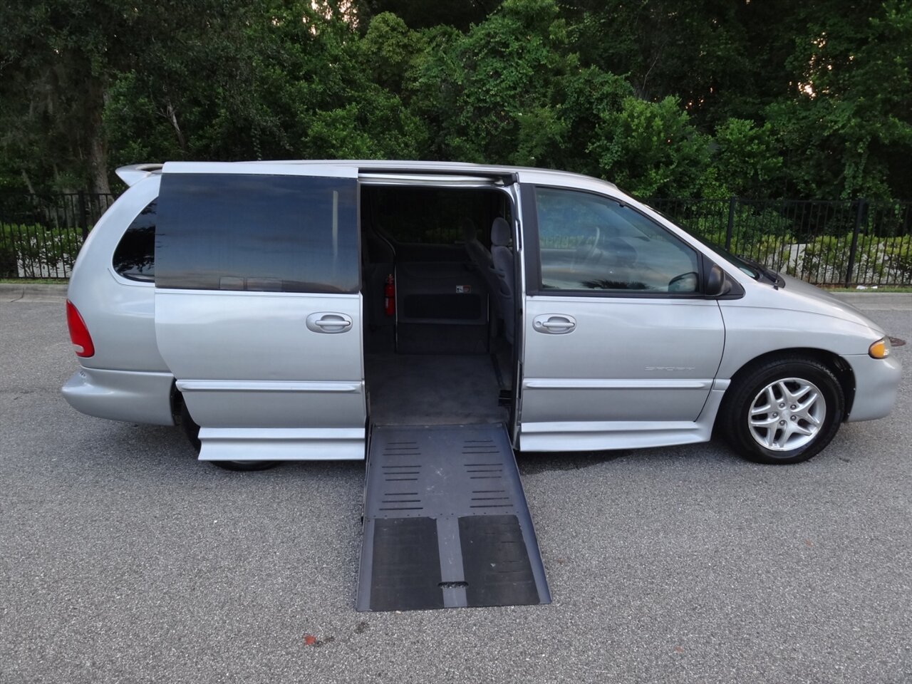 2000 Dodge Grand Caravan SE BraunAbility Handicap van - Photo 25 - Deland, FL 32720