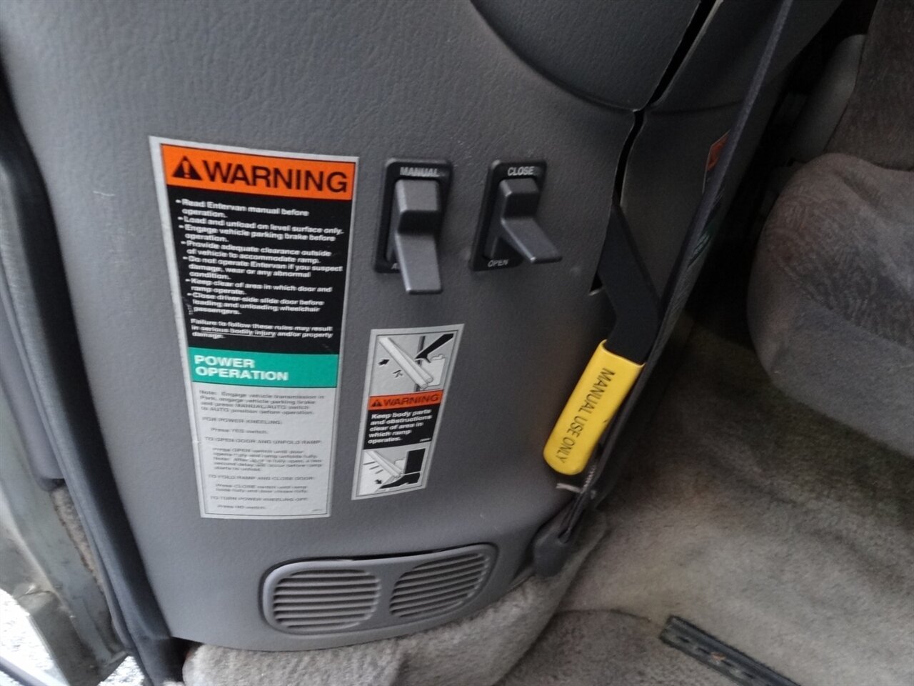2000 Dodge Grand Caravan SE BraunAbility Handicap van - Photo 46 - Deland, FL 32720