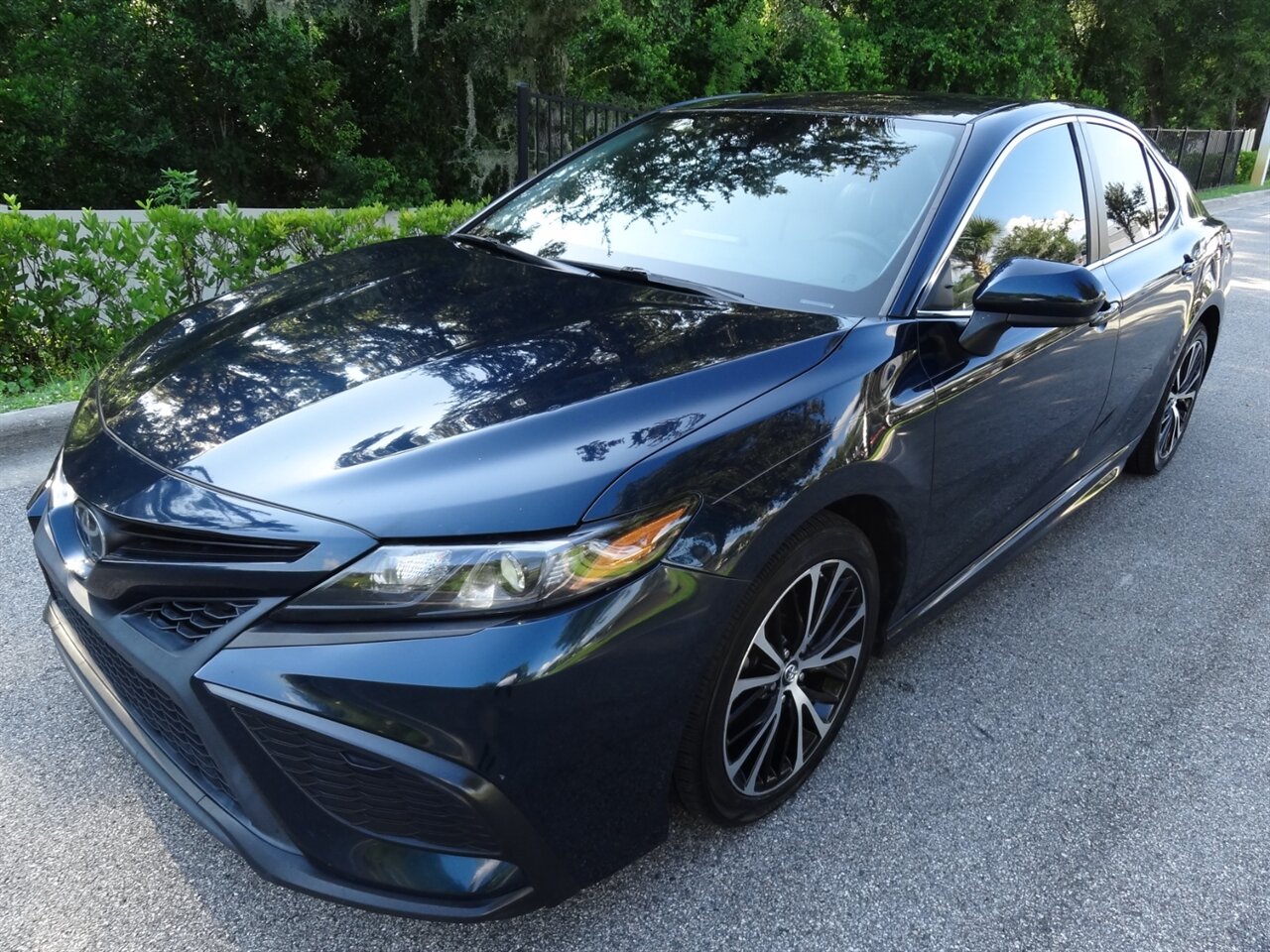 2021 Toyota Camry SE - Photo 2 - Deland, FL 32720
